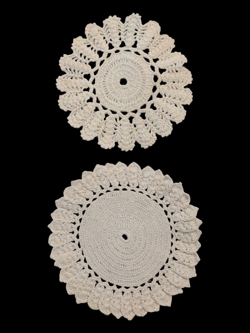 VTG Handmade 2 Off White* Crocheted Round Floral Leaf Lace Doilies 6"&6.5"D